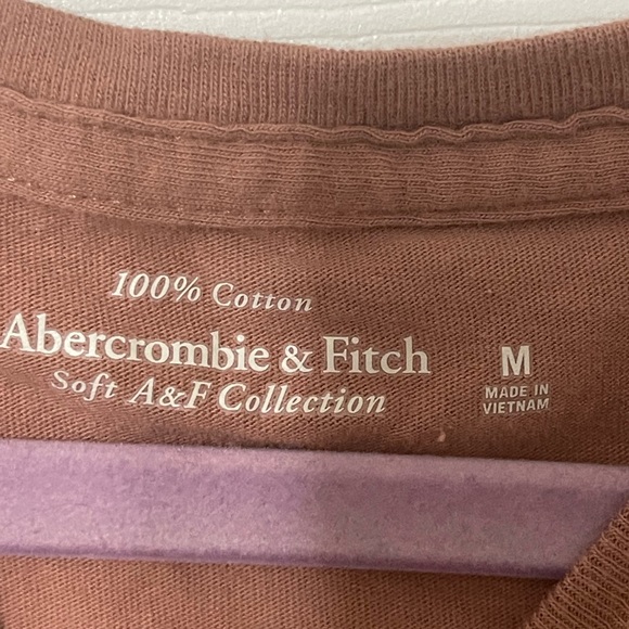 Abercrombie tee 🖤 - Picture 6 of 7